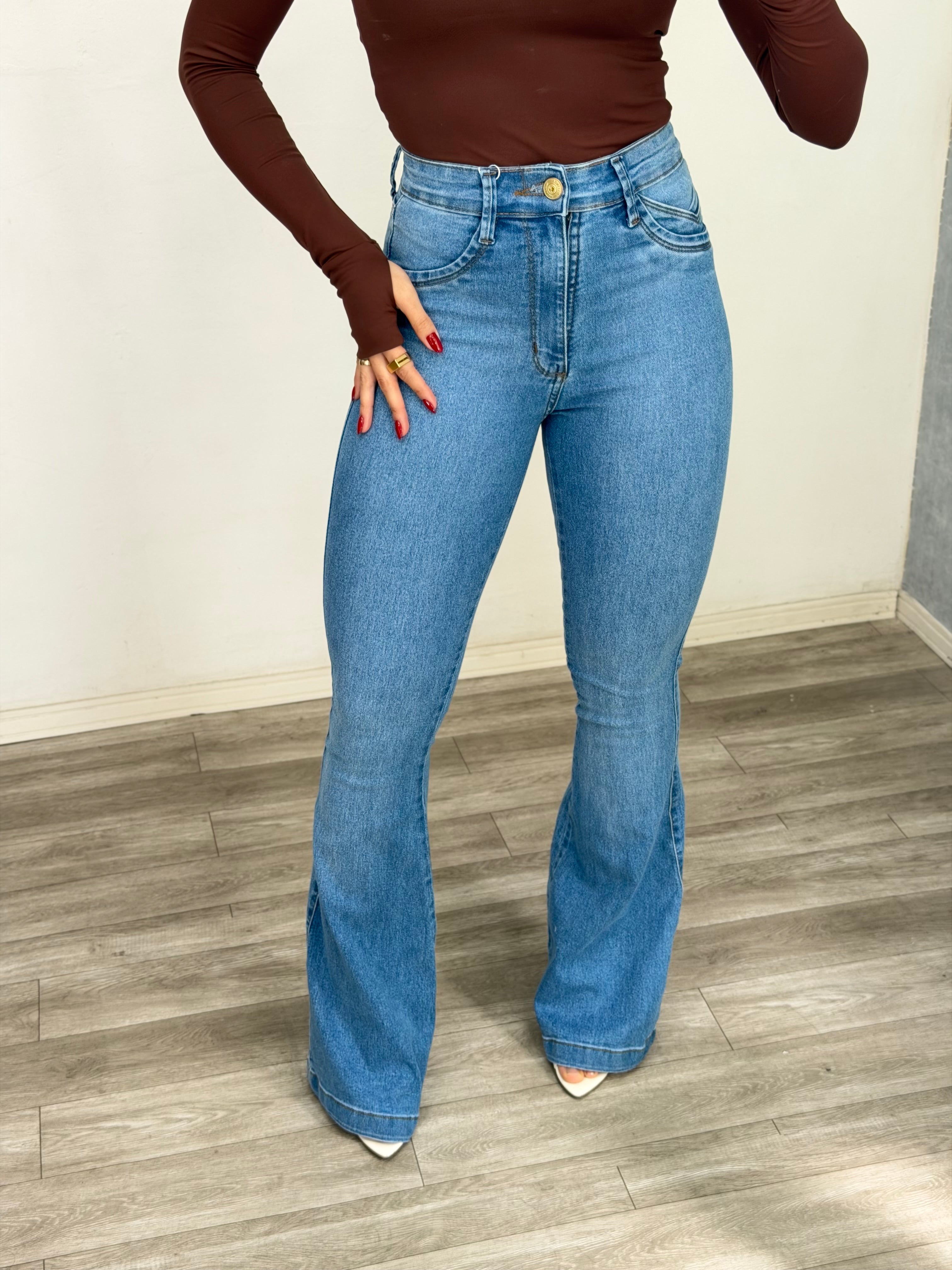 Calça flare média