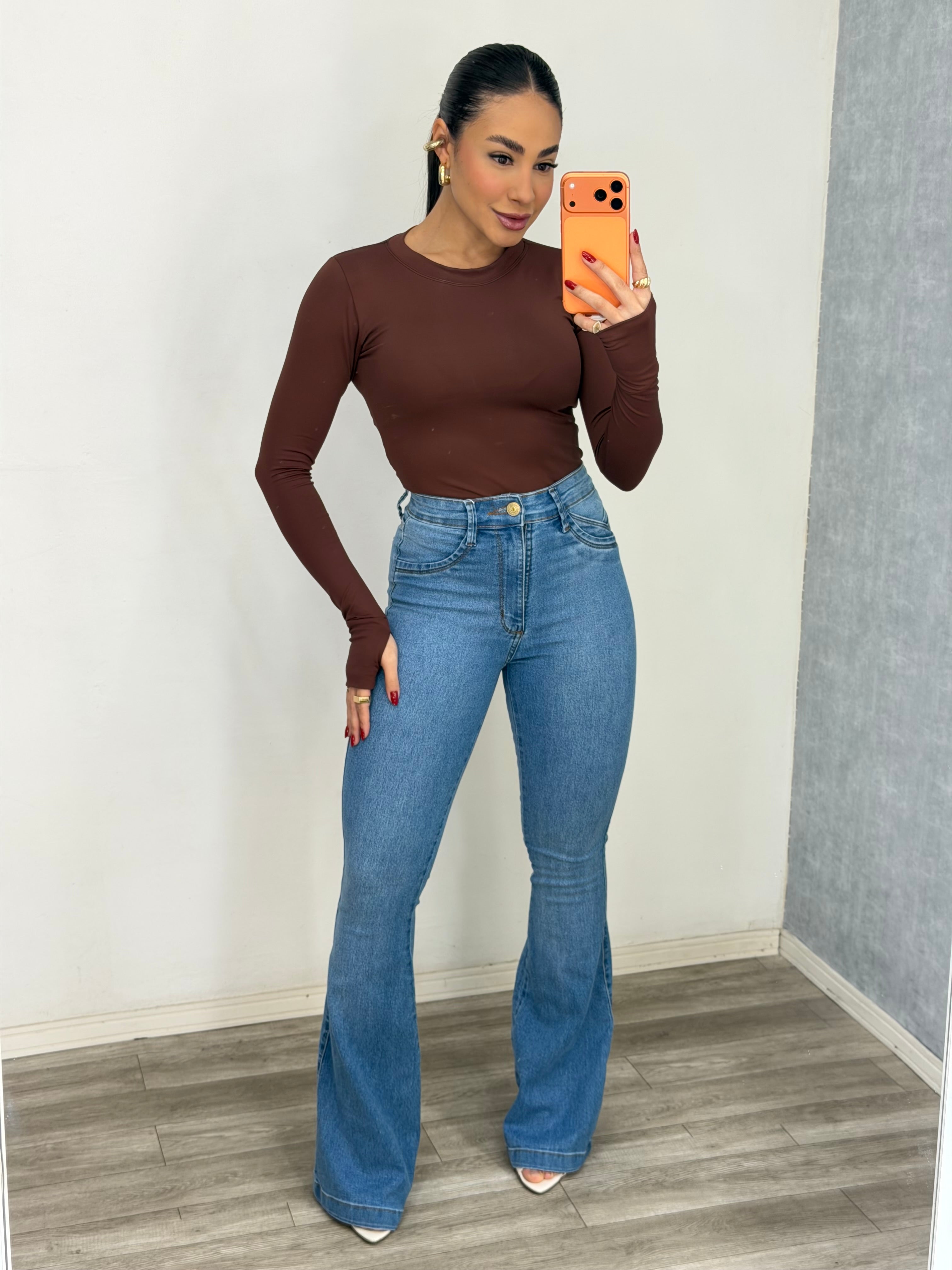 Calça flare média
