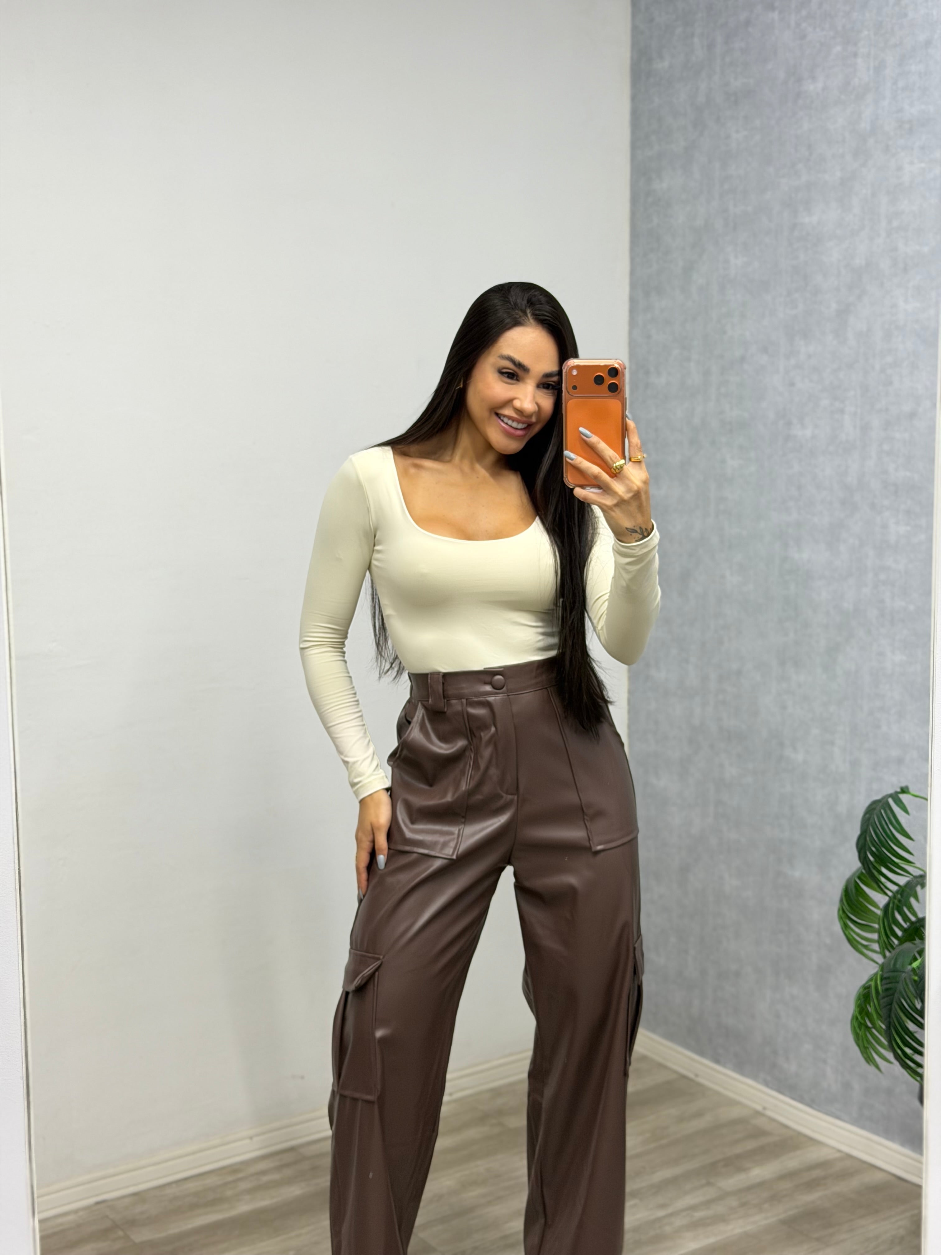 Calça cargo em PU marrom