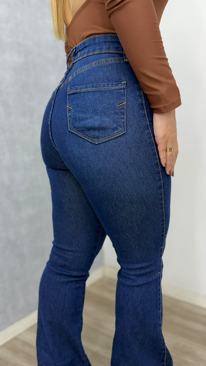 calça flare escura