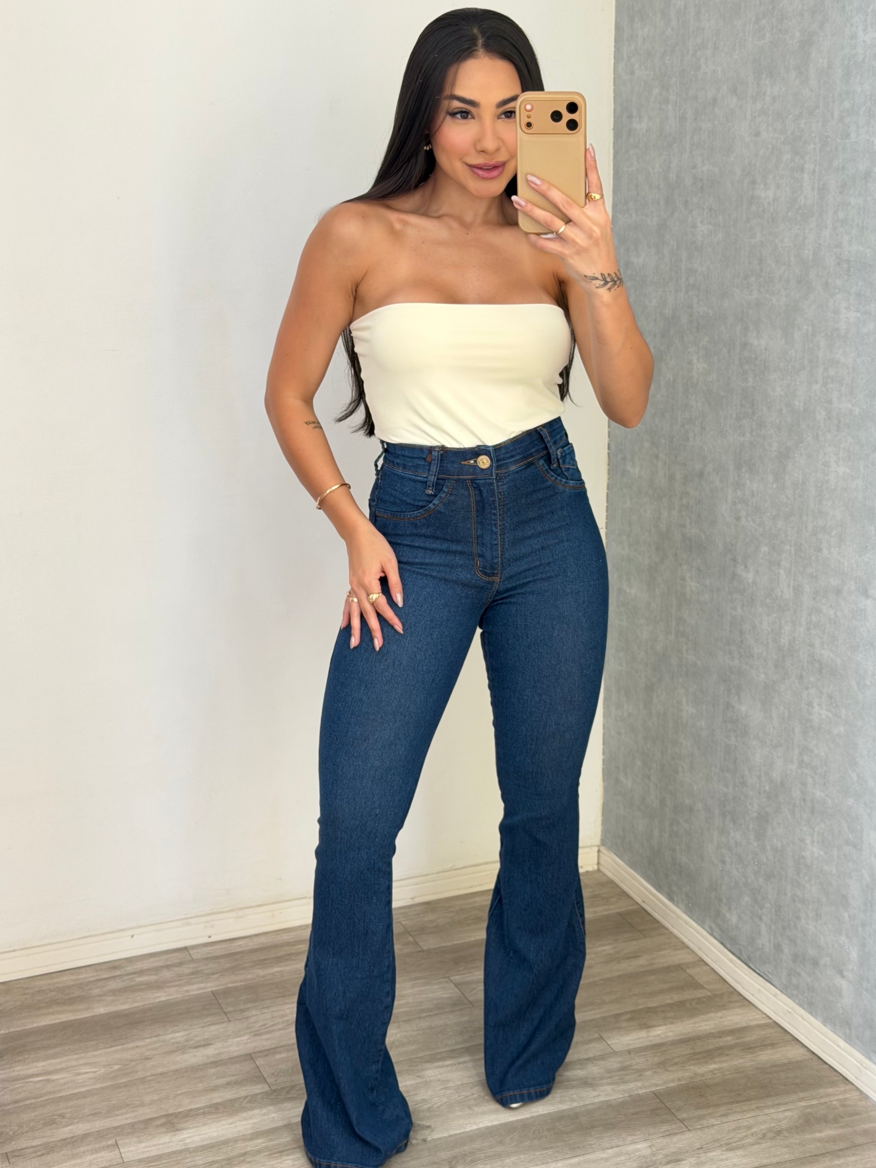 calça flare escura
