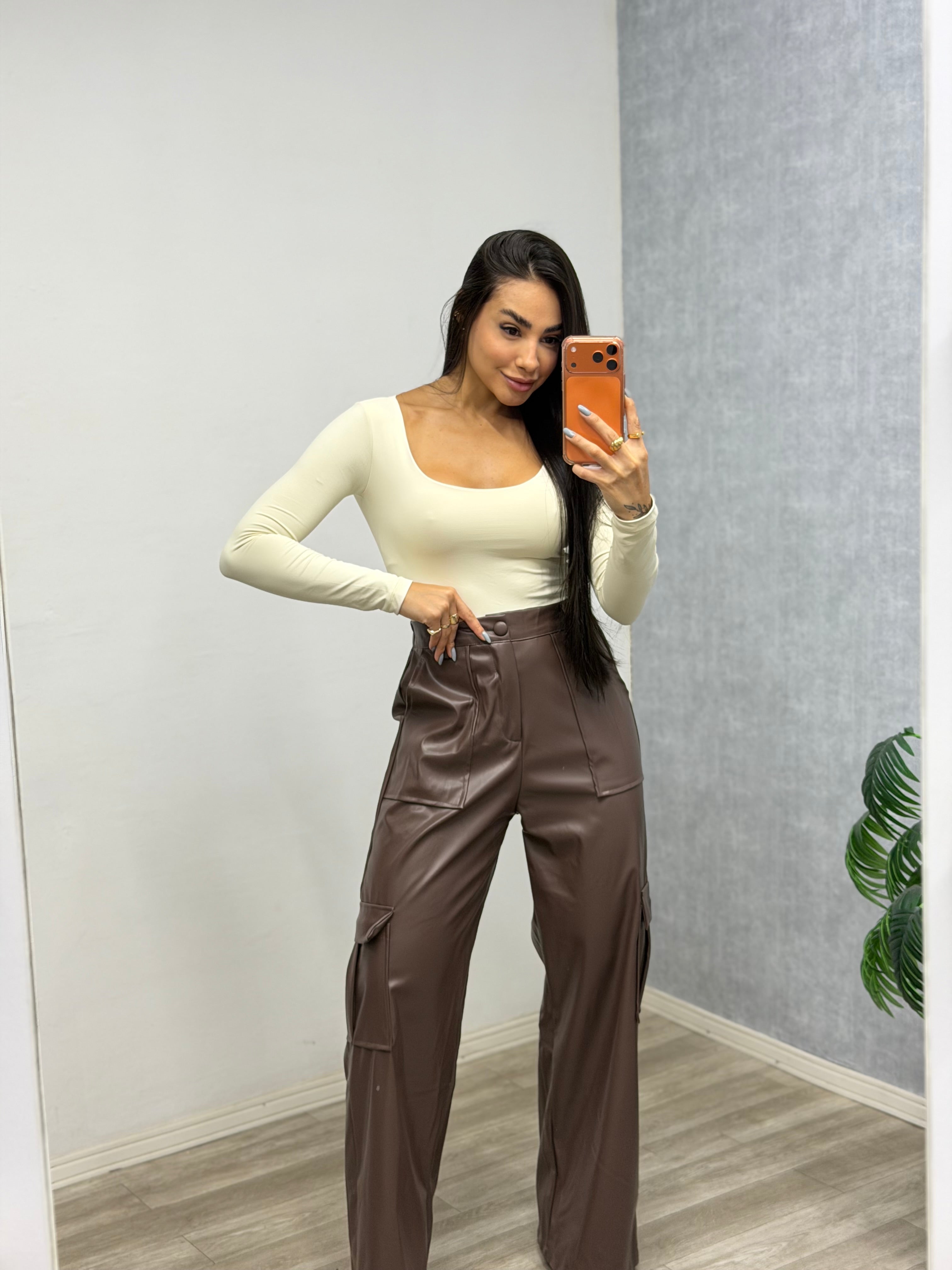 Calça cargo em PU marrom