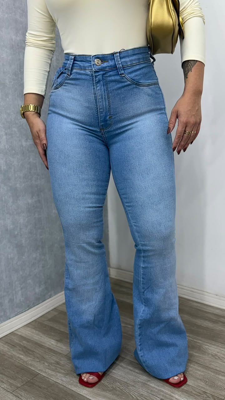 Calça flare detalhe em recortes
